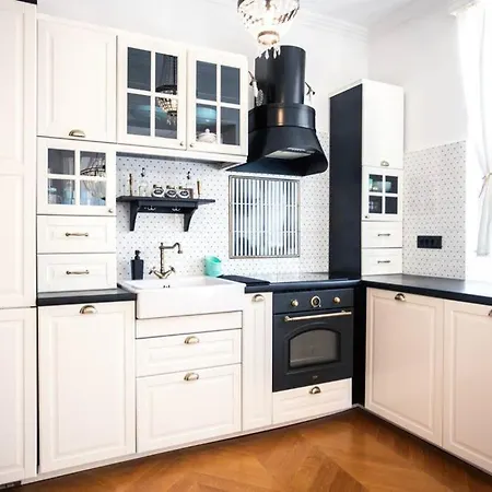 Luxurious Bella Lux In Center With Free Parking Included! Apartament