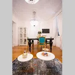 Luxurious Bella Lux In Center With Free Parking Included!