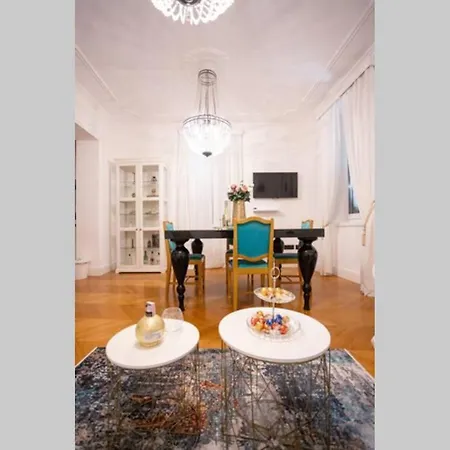 Luxurious Bella Lux In Center With Free Parking Included!